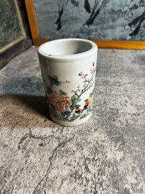 现代花卉笔筒一只