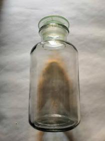 老的玻璃瓶～1000ml，品相如图，完好，新的没有使用过，磨砂瓶口，密封严实。质量非常好。