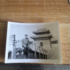 老照片 六十年代 在有红色标语的古建筑前的军人黑白照片 9*7厘米