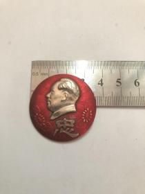 正面 向日葵忠字 毛主席像章 1枚（直径3.5cm 铝制）背面；忠于毛主席忠于毛泽东思想忠于毛主席的革命路线 中国新会