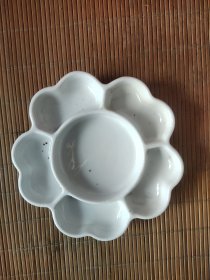 文房用品梅花形调色盘。釉水莹润肥厚、瓷胎洁白如玉!