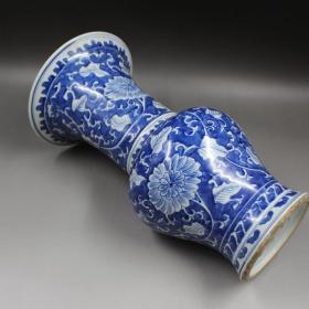 蓝地青花花纹花觚瓶