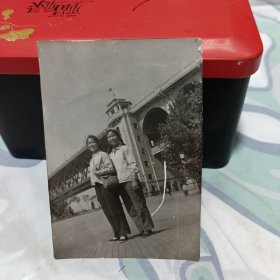 肩挎黄书包干劲冲天女青年长江大桥合影老照片