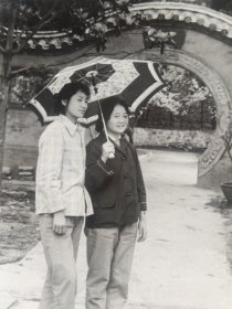 60-70年代俩美女打伞合影照片