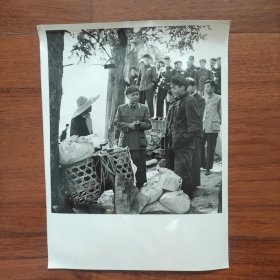 超大尺寸：1955年，刘少奇在北京郊区视察时了解小商贩情况