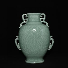 清乾隆年制单色釉雕刻花卉八宝纹出戟瓶，高29×22厘米