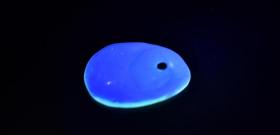 《虫珀》天然琥珀一颗 琥珀天然非人工合成 在紫光灯下有荧光效果 重量：0.3克 尺寸：1.6*1.1*0.3cm 虫珀是琥珀的一种 虫珀就是琥珀内含昆虫的包裹体 相比琥珀更加珍贵