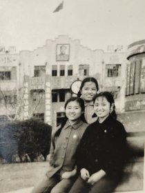 建国早期上海老照片上海师范大学戴像章的美女大学生合影(私人拍摄，有毛主席像、标语等，时代特征明显，意见仅供参考，购者自辨)