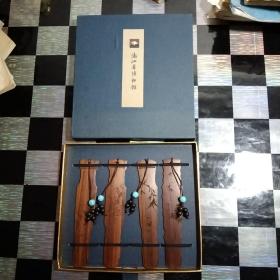 浙江省博物馆.［.BLL432］.品名.墨竹孤面琴式书签4件套.（万壑松.飞泉.九霄环佩.月明沧海）（材质）酸枝，长14cm×3cm，盒精装，中华书韻，书香溯源3盒104张，3盒一样，