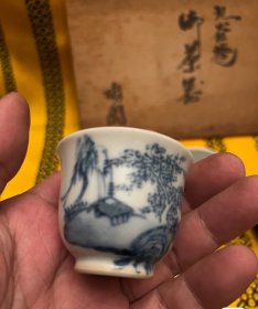 清·九谷青花山水宝瓶套茶具套原盒 画工精湛 锈斑发色 器形优美 瓷质莹润 画工发色都非常好,自己比较喜欢的一套茶具。全品未使用过,原盒都在。