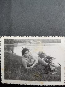 1960年代《老照片》湘江边的花衣女子