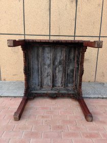 清代苏作古典，花梨木三弯腿鳄鱼脚大拉钱通常花式供壁八仙桌，独板面木纹清晰山水木纹漂亮，四面手工雕刻圆宝圆蛋圆功万事如意，传承百年老皮壳老包浆，四足无蛀卯榫结构底部批灰整体结实不松动经济实惠耐用料大厚重，入手即用无需忧虑！