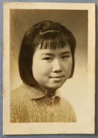 【琴珠旧藏】民国27年（1938）拍摄《女孩半身照》原版黑白照1枚，有题赠文字：琴珠学友 惠存 莲赠于道中