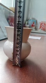 民国洪宪粉彩渣斗标本，品相尺寸如图自定吧。