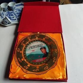 红色吴起/绿色吴起/和谐吴起，毛主席肖像金属赏盘，不知道是什么金属原盒包装，外盒尺寸21.2/20.6公分。