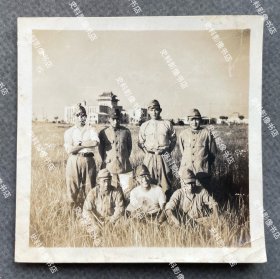 【上海旧影】1941年 上海市中心区（今五角场地区）“和平纪念林”草地上日军第5师团步兵第21旅团的七名士兵以伪上海市政府大楼为背景合影 原版老照片一枚（照片背面有1941年6月11日“松第二部隊本部”即日军第5师团步兵第21旅团司令部检阅章。1941年，伪上海市政府在市中心区种植“和平纪念林”，1943、1944年在伪市政府举行两次植树节活动。）