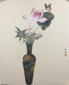 周午生《花蝶》祖籍河北任丘。2000年毕业于天津美术学院中国画系，获硕士学位，并留校任教。现为天津美术学院中国画学院副院长、花鸟画系主任、硕士生导师，天津美术家协会理事，中国美术家协会会员，中国工笔画学会会员，天津中国画学会常务理事，国家“131”创新型人材。