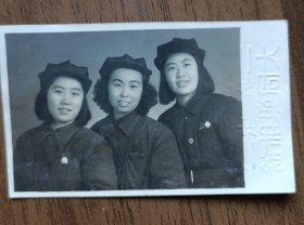 1952年3个女军人合影照片（戴八角帽）