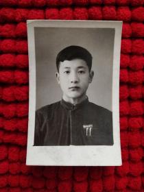 戴陕西省源阳中学校徽的学生老照片