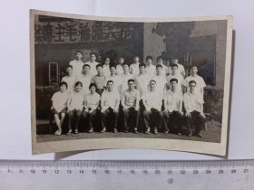 六吋黑白照片 六十年代单位同志们合影(背后字样-伟大领袖毛主席万岁)