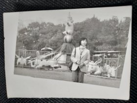 1960年代《老照片》长沙动物园里的时尚女青年