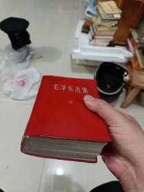 毛泽东选集合订一本卷，中国人民解放军战士出版社翻印 1969年版。