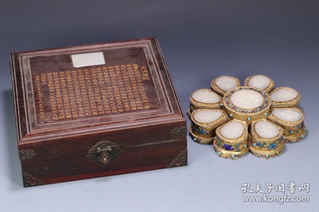 清代银鎏金花丝和田玉八宝纹莲瓣多格盖盒。尺寸19.5*5厘米，重1194克