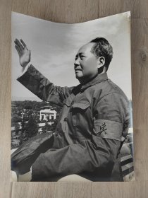 著名已故摄影家吕相友代表作品，毛主席在天安门城楼上第一次……銀盐老照片，麻面厚纸泛银，照片背面有说明和著名摄影家鉴赏签名。