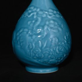 旧藏 清乾隆单色釉天蓝釉雕刻鹤鹿同春蒜头瓶 高30.5×16厘米