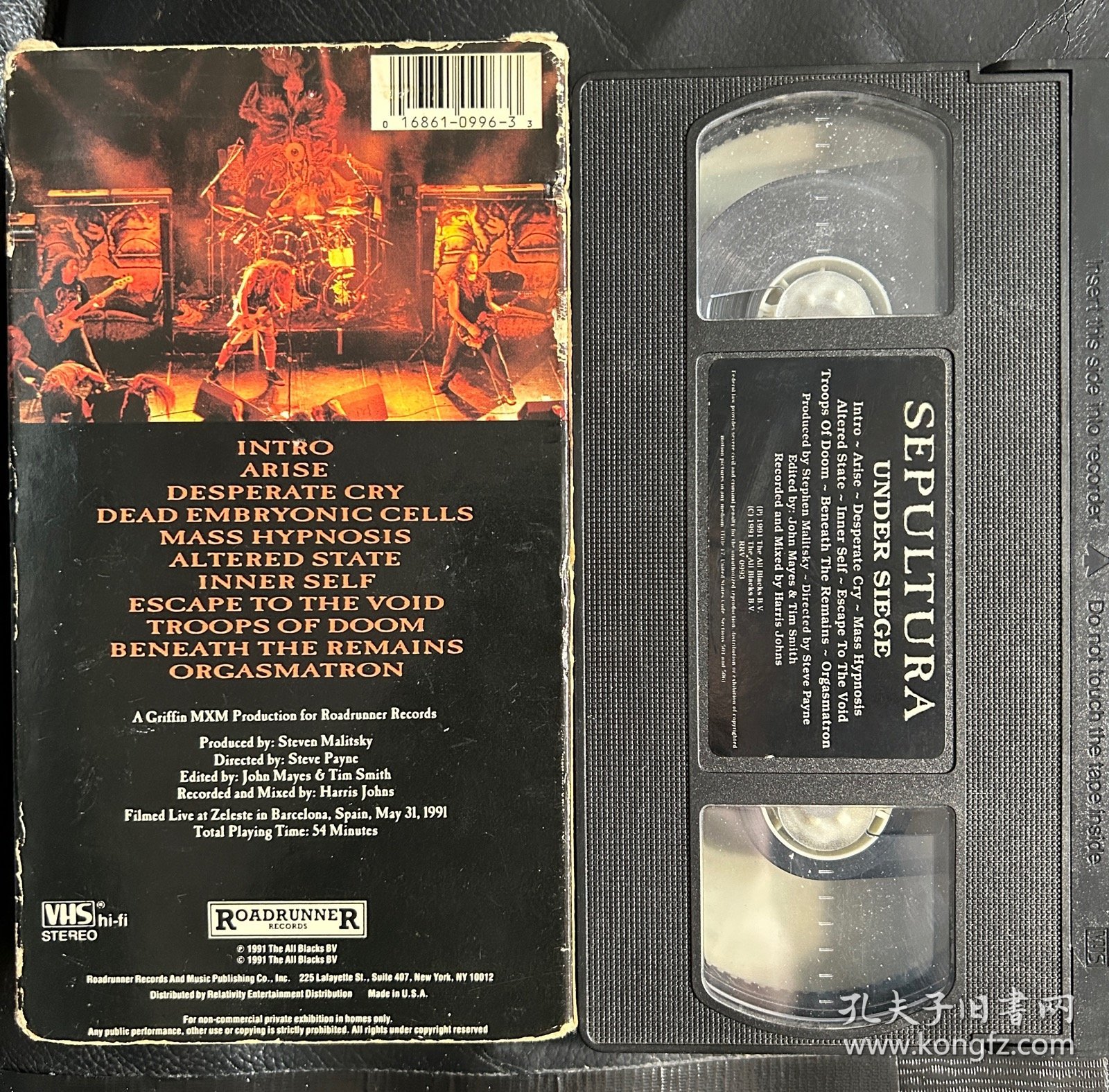 巴西著名死亡/激流金属乐队sepultura埋葬的1991年巴塞罗纳演唱会现场+采访原版录像带VHS，音质画质完好，带一张小海报，带子侧面有霉痕无碍播放
