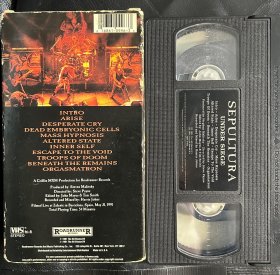 巴西著名死亡/激流金属乐队sepultura埋葬的1991年巴塞罗纳演唱会现场+采访原版录像带VHS，音质画质完好，带一张小海报，带子侧面有霉痕无碍播放