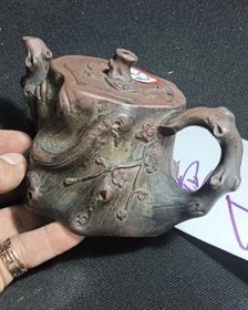 一线收购 早期纯手工 精品梅桩 老花器壶一把，包浆纯厚、绝对的收藏级精品！款不懂，请自鉴！