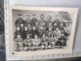 1963年延兴农场职工子弟学校第四届毕叶(业)班师生合影照片(郭健相册)粗辫子美女与帅哥(应该是在鹤岗)