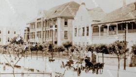 【青岛旧影】抗战时期 青岛太平路亨利样子酒店等建筑 原版老照片一枚