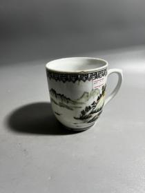 80年代，高白粉彩手绘山水茶杯一只，磕