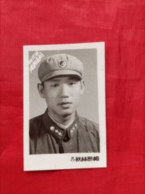 黑白照片:男军人照(1964年)