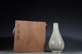 旧藏南宋   官窑灰青釉（镶金扣）胆瓶。尺寸～高15.4口径2.5底径5.2公分