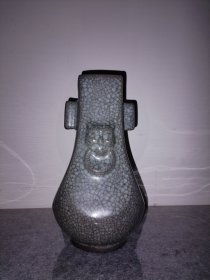 北宋徽宗官窑玛瑙釉冰裂纹四方贯耳兽首尊，器型端正规范，釉水丰厚，手感莹润，火石泛红。寓意：贯通天地镇守四方。铁胎底款：宣和庚子-京师置器-臣庶勿用-后袭此制。宋徽宗官窑新成礼器创烧于宣和庚子1120年，以创烧之年为诫：后袭此制臣庶勿用。这些新成礼器件件有典，独具禀赋，充盈着皇室高贵典雅的艺术神韵和光彩，堪称大国巨匠的精湛技艺和宋徽宗杰出艺术才华联璧的经典之作，素有“王者之瓷”、“社稷神器”的盛誉。