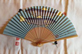 平八郎的鱼 日本回流京扇纸扇新年扇，紫的桔梗 日本回流京扇纸扇新年扇，展幅38Cm，高21.5Cm 竹扇骨，印品 碧珠吊坠，保管品。