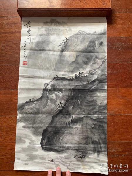 【铁牍精舍】【名家书画】【画2-39】吴平山水人物软片，55.5x32cm。吴平，字堪白，桥头镇潭河沿村人。父吴克刚是李叔同的学生，工诗文书画，尤精于山水。吴平早年拜邓散木为师，学习书画及篆刻。1949年去台湾，从雁高轩高氏游，专攻花鸟画创作。