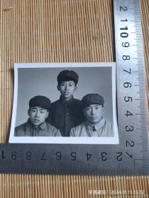 老照片：七八十年代戴军帽三男子合影（尺寸见钢板尺）