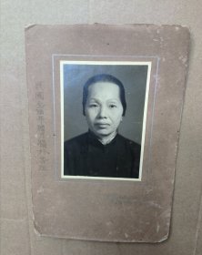民国时期珍贵黑白老照片一张 有底衬，书：民国二十六年（1937年，抗战那一年）腊月摄于香江（香港）