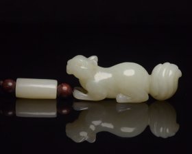 和田玉松鼠      规格: 8.8×2.2×1.6厘米，重 40克。