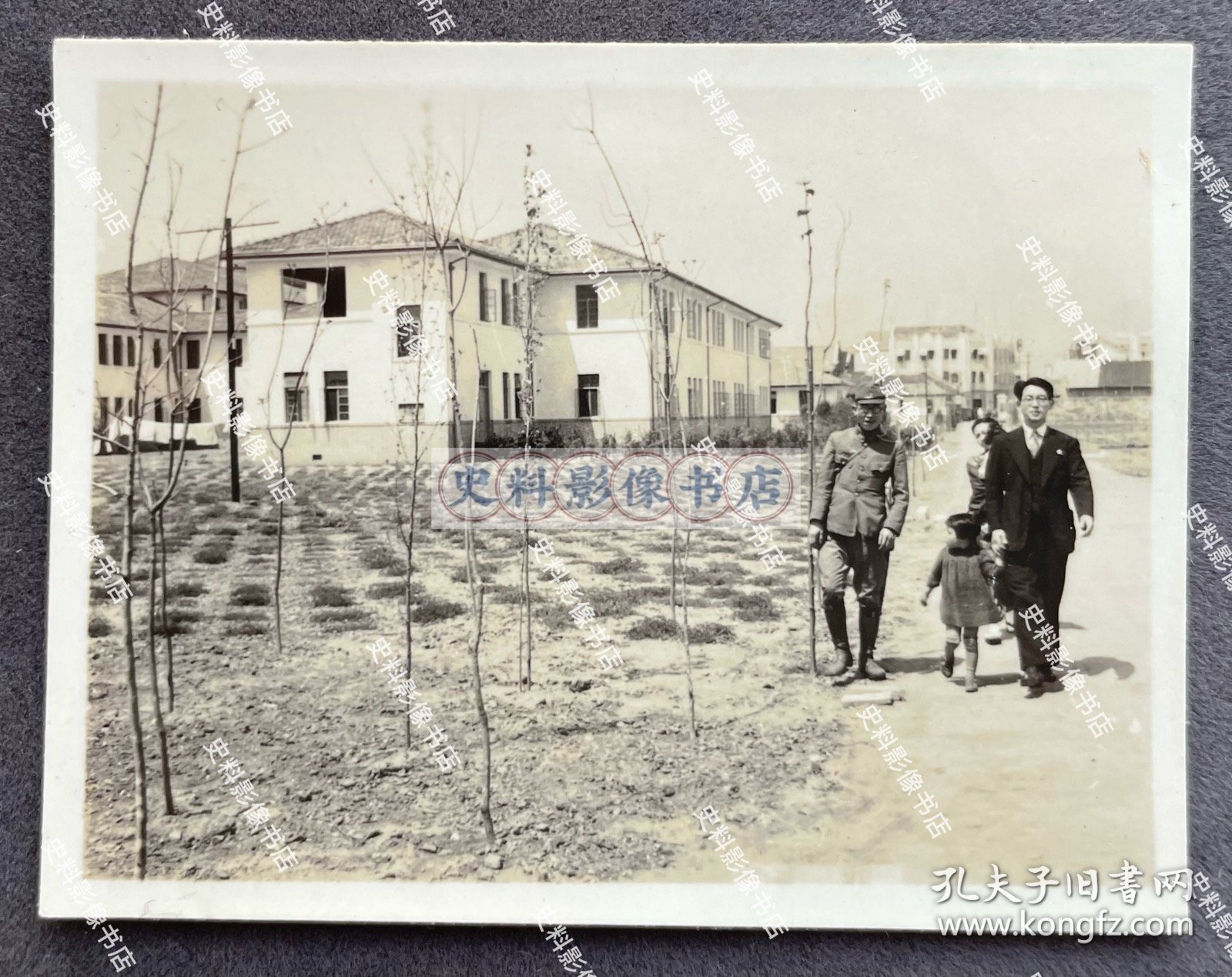 【南京史料】1940年代早期 南京国立中央大学校园内行走的日军第15师团军医部军官与日伪医疗人员及其家属 原版老照片一枚（1937年，日军占领南京，民国最高学府国立中央大学被日军用作陆军医院，昔日莘莘学子求学之地， 沦落为侵略军治病疗伤之所。）