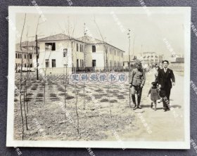 【南京史料】1940年代早期 南京国立中央大学校园内行走的日军第15师团军医部军官与日伪医疗人员及其家属 原版老照片一枚（1937年，日军占领南京，民国最高学府国立中央大学被日军用作陆军医院，昔日莘莘学子求学之地， 沦落为侵略军治病疗伤之所。）