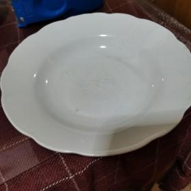 白色陶瓷菜盘