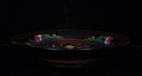 清雍正乌金釉珐琅彩描金唐卡人物盘子；3.8x43.3厘米