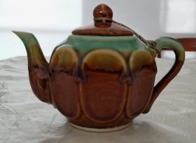 六七十年代酱釉窑变莲瓣壶小茶壶
