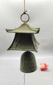 日本南部铁器四角亭风铃，造型独特，铁制材质，年代感十足，适合挂阳台、庭院、屋檐下。包浆自然，铃声清脆悠扬。亭直径8厘米，高8厘米。铃铛直径5厘米，高5.5厘米。