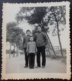 福州老照片，1971年春节，福州南公园留影（背有题）